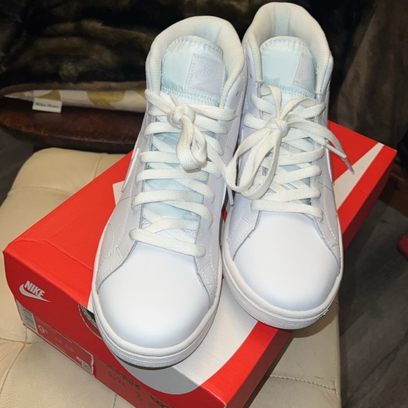 BRAND NEW Women’s Nike Court Royale 2 Mid Sneakers Size 8.5 - Picture 3 of 8